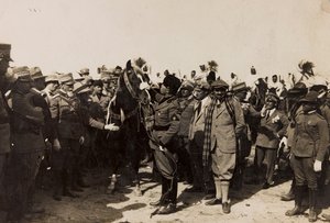 Benito Mussolini ze swoimi faszystami i Italo Balbo w Libii w Trypolisie (zdjęcie czarno-białe) autorstwa Barbera La