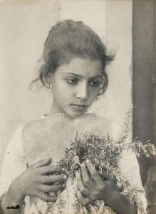 [Dziewczyna z rozmarynem] autorstwa Baron Wilhelm von Gloeden