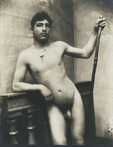 [Nagi mężczyzna z laską i naszyjnikiem z krucyfiksem] autorstwa Baron Wilhelm von Gloeden