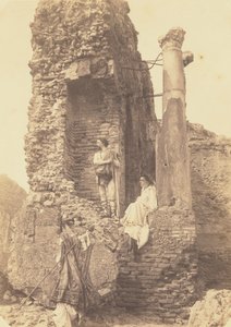 [Dwóch mężczyzn w kostiumach w pobliżu ruin] autorstwa Baron Wilhelm von Gloeden