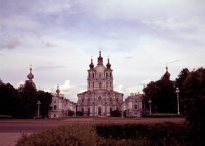 Architektura: widok na klasztor Smolny zbudowany w latach 1748-1835 przez architekta Francesco Bartolomeo Rastrelli (1700-1771), Sankt Petersburg, Rosja.