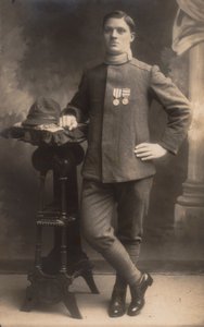 Album "The GM R. Army (I wojna światowa)": Żołnierz piechoty w mundurze wiejskim (zdjęcie czarno-białe) autorstwa Battelli Battelli
