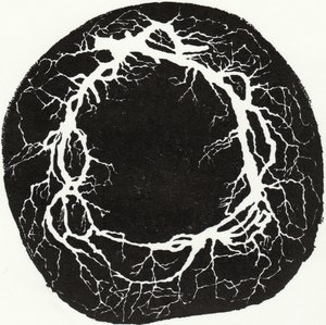 Root Wreath, 2019 (drzeworyt na papierze) autorstwa Bella Larsson