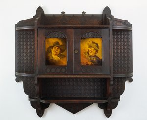 Wisząca szafka ścienna z tablicami ceramicznymi, rzeźba przypisywana Mary Madeline Nourse, tablice Artus van Briggle (1869-1904) 1887-99 (czarny orzech i glazurowana glina) autorstwa Benn attr.to Pitman