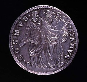 Rewers srebrnej monety przedstawiający SS Cosimo i Damiena stojących i patrzących na siebie. Napis: S. COSMVS S. DAMIANVS, bity 1532-1537 (awers patrz 108641) autorstwa Benvenuto Cellini