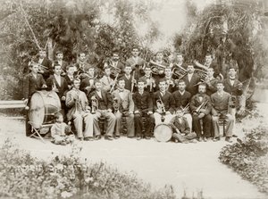 Grupa orkiestry rozstrzelana w Zichron Yaacov, c.1898-1900 autorstwa Bernard Edelstein