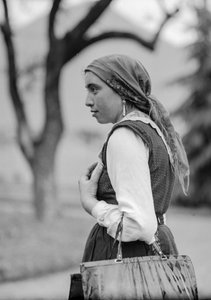 Wiejska kobieta w tradycyjnym, konserwatywnym stroju, prawdopodobnie Włochy, ale możliwe, że Turcja