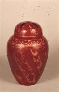Doniczka i pokrywka w miedzianym połysku, ok. 1905-15 (ceramika) autorstwa Bernard Moore