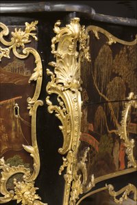 Komoda Ludwika XV, ok. 1740 (oprawa ormolu w chińskiej czerni, polichromowany i złocony lakier, serpentyna, marmur i wernis)