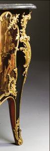 Komoda Ludwika XV, ok. 1740 (oprawa ormolu w chińskiej czerni, polichromowany i złocony lakier, serpentyna, marmur i wernis)