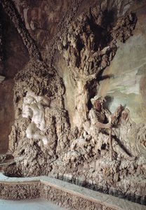 Wnętrze jaskini stworzonej przez Bernardo Buontalentiego (1531-1608) (Grotta del Buontalenti) (1583-1588) Detal Palazzo Pitti, Ogrody Boboli, Florencja, Włochy