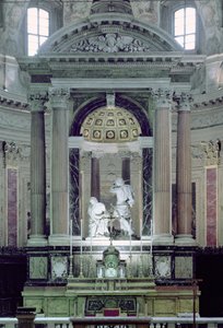 Widok ołtarza głównego przedstawiający męczeństwo św. Pawła (marmur) autorstwa Bernini Algardi A. and Bitonto