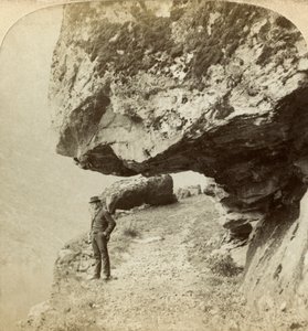 Mężczyzna na klifie z widokiem na Naeroyfjord, Sogne, Norwegia. autorstwa Bert Underwood