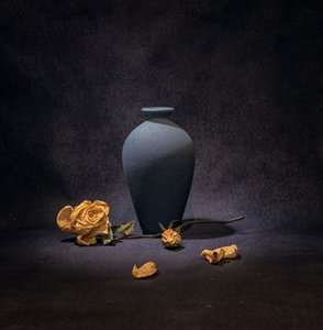 Martwa natura z ciemnoniebieską różą autorstwa Betty Liu