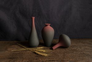 Martwa natura z wazonami w ziemistych barwach autorstwa Betty Liu