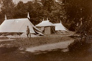 Album z I wojny światowej we Friuli-Wenecji Julijskiej: przyjmowanie, chirurgia i ubieranie się przed Villa Brazzà, domem 17 Szpitala Wojennego w Soleschiano Manzano, zdjęcie z wieży kościoła, 05/1916 (b/w zdjęcie) autorstwa Bietti Bietti