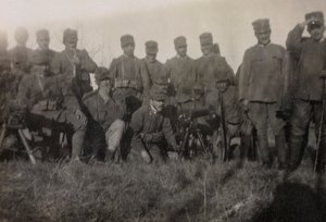 Album z I wojny światowej we Friuli-Wenecji Julijskiej: portret grupowy strzelców żołnierzy piechoty 112.mo autorstwa Bourbon Del Monte