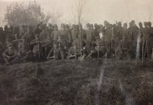 Album I wojny światowej we Friuli-Wenecji Julijskiej: portret grupowy żołnierzy piechoty 112.mo z pikami w pobliżu Wieży Rzecznej autorstwa Bourbon Del Monte