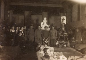 Album z I wojny światowej we Friuli-Wenecji Julijskiej: portret grupowy w Boże Narodzenie w Villa Brazzà, gdzie znajduje się 17 Szpitala Wojennego w Soleschiano Manzano, 25.12.1915 (zdjęcie czarno-białe) autorstwa Bourbon Del Monte