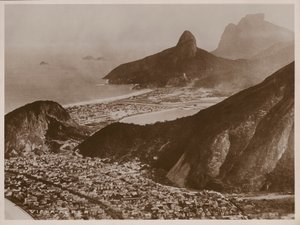 Widok Rio de Janeiro z lotu ptaka (zdjęcie czarno-białe) autorstwa Brazilian Photographer