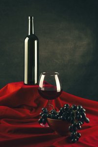 Martwa natura z czerwonym winem autorstwa Brig Barkow
