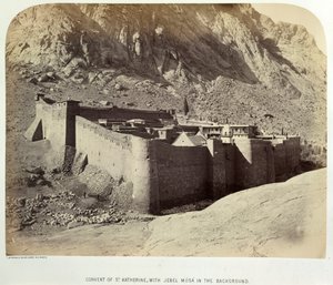 Klasztor św. Katarzyny z Jebel Músá w tle, z Ordnance Survey of the Peninsula of Synaj autorstwa British Photographer