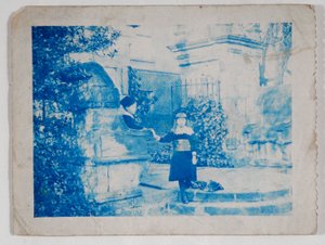 Elaine i Lancelot Grimshaw u bram Sali Knostrop (cyjanotypia) autorstwa British Photographer