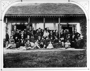 Grupa - Dom Rządowy, ok. 1871 r. autorstwa British Photographer