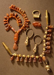Biżuteria, kananejska, z Deir al-Balah, Gaza, ok. XIV w. p.n.e. (złoto i kamienie szlachetne)