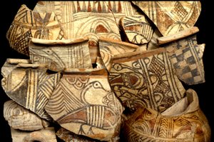 Filistyńska ceramika zdobiona typowymi wzorami kolorystycznymi ryb i ptaków, z Tel Kasil, Izrael, ok. 1099-900 p.n.e. (ceramika)