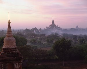 Świątynia Ananda o wschodzie słońca, zbudowana w 1090 autorstwa Burmese School