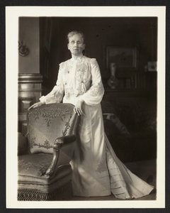 Pani John Arbuckle, ok. 1900-10 autorstwa Burr William McIntosh