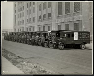 Linia samochodów dostawczych zaparkowanych przed pralnią Carolyn przy 111 East 128th Street, East Harlem, Nowy Jork, 1929 (srebrny odcisk żelatynowy) autorstwa Byron Company