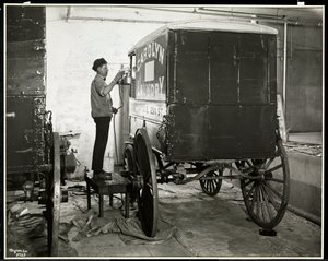 Mężczyzna malujący natryskowo wagon dostawczy Carolyn Laundry przy 111 East 128th Street, East Harlem, Nowy Jork, 1929 (srebrny odbitka żelatynowa) autorstwa Byron Company