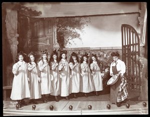 Scena z amatorskiej inscenizacji sztuki "Angelina, osierocona dziedziczka" wystawianej w Barnard College, Nowy Jork (odbitka żelatynowa)