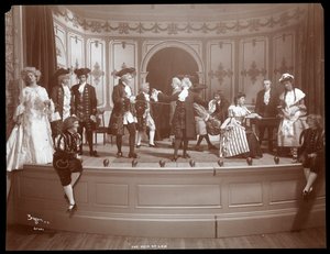 Scena z amatorskiej produkcji sztuki zatytułowanej The Heir at Law prezentowanej w Barnard College w stanie Nowy Jork (srebrny odbitka żelatynowa)