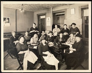 Kółko krawieckie dla kobiet przy 115 East 101st Street, East Harlem, Nowy Jork, 1920 (srebrny odbitka żelatynowa)