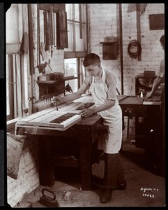 Młody mężczyzna pracujący w fabryce Harrington Piano Co., 1907 (srebrny odbitka żelatynowa)