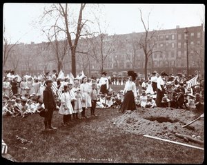 Dorośli i dzieci trzymające flagi stojące wokół nowo wykopanego dołu do sadzenia drzewa w Dzień Arbor w Tompkins Square Park, Nowy Jork, 1904 (srebrny odcisk żelatynowy)
