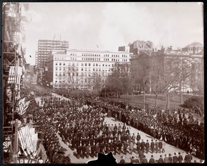 Widok z lotu ptaka mężczyzn maszerujących w Republican Gold Standard Parade na Broadwayu w City Hall Park, Nowy Jork, 1898 (srebrny odbitka żelatynowa)