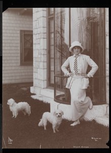 Billie Burke i dwa psy w Burkeleigh Crest, jej dom w Hastingson, Nowy Jork, 1912 (odbitka żelatynowa) autorstwa Byron Company