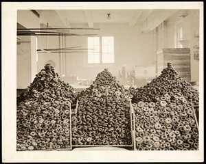 Kosze z pączkami dla Armii Zbawienia w Hotelu Commodore, 1919 (odbitka żelatynowa) autorstwa Byron Company