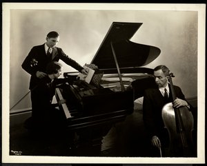 Niewidoma panna Harding przy fortepianie ucząca gry na skrzypcach i wiolonczeli dwóch niewidomych, 1936 (odbitka żelatynowa srebrna) autorstwa Byron Company