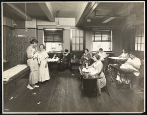 Niewidome młode kobiety i nauczycielka szyjąca w klasie nowojorskiego Stowarzyszenia Niewidomych, 111 East 59th Street, Nowy Jork, 1921 (srebrny odbitka żelatynowa)