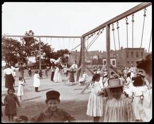 Dzieci huśtają się w Hudson Bank Gymnasium and Playground, 53rd Street i 11th Avenue, Nowy Jork, 1898 (odbitka żelatynowa)