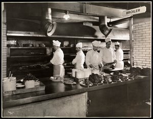 Kucharze u brojlera w kuchni Hotelu Commodore, 1919 (srebrny odbitka żelatynowa)