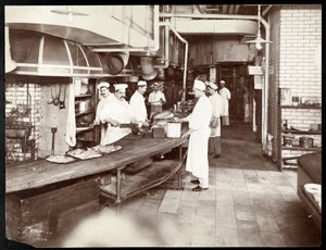 Kucharze pracujący w kuchni hotelu Waldorf Astoria przy 34th Street i 5th Avenue, Nowy Jork, 1903 lub 1904 (srebrny odbitka żelatynowa)