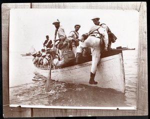 Kopia zdjęcia wcześniejszego zdjęcia rezerwatów marynarki wojennej na Fishers Island w stanie Nowy Jork z grupą marynarzy w łodzi wiosłowej, 1898 (srebrny odbitka żelatynowa)