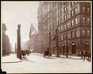 Dekoracje na Dewey Parade w Waldorf Astoria Hotel, 33rd Street and 5th Avenue, Nowy Jork, 1899 (srebrny odbitka żelatynowa) autorstwa Byron Company
