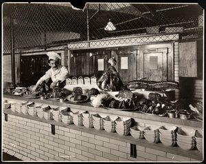 Ekspozycja wędlin w kuchni hotelu Commodore, 1919 (odbitka żelatynowa)